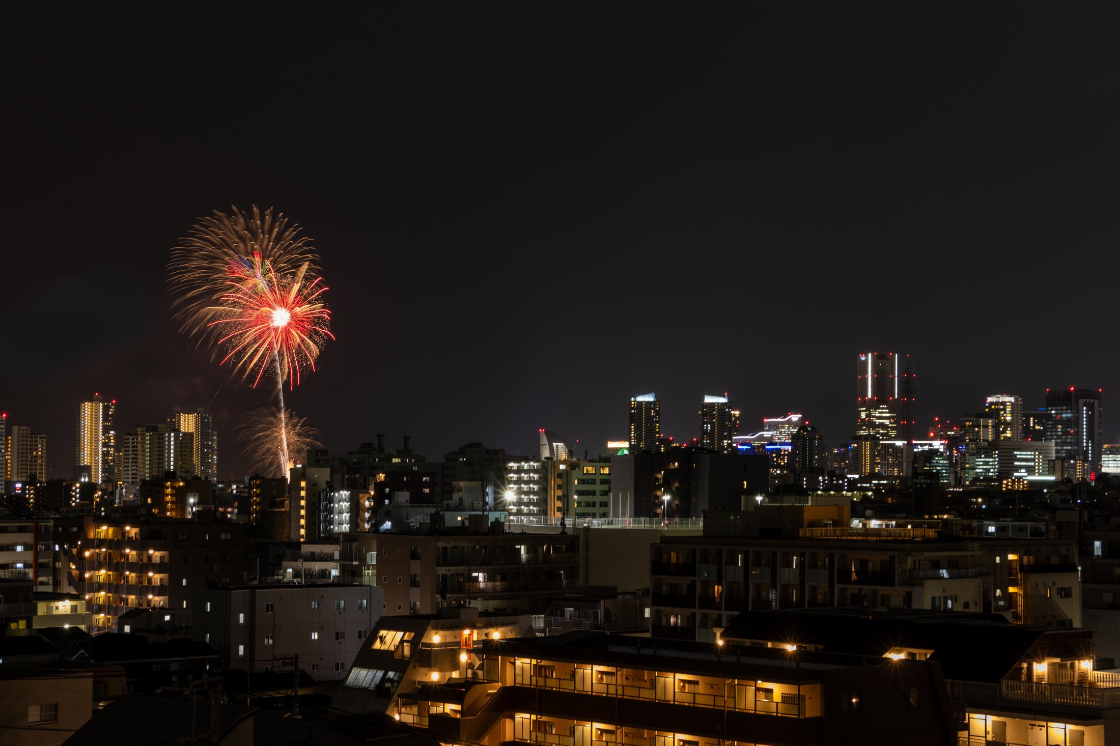 住戸から望む横浜開港祭の花火とみなとみらいの夜景
